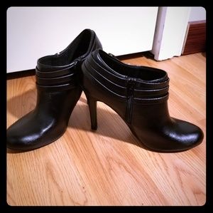 Fioni Black ankle heels
